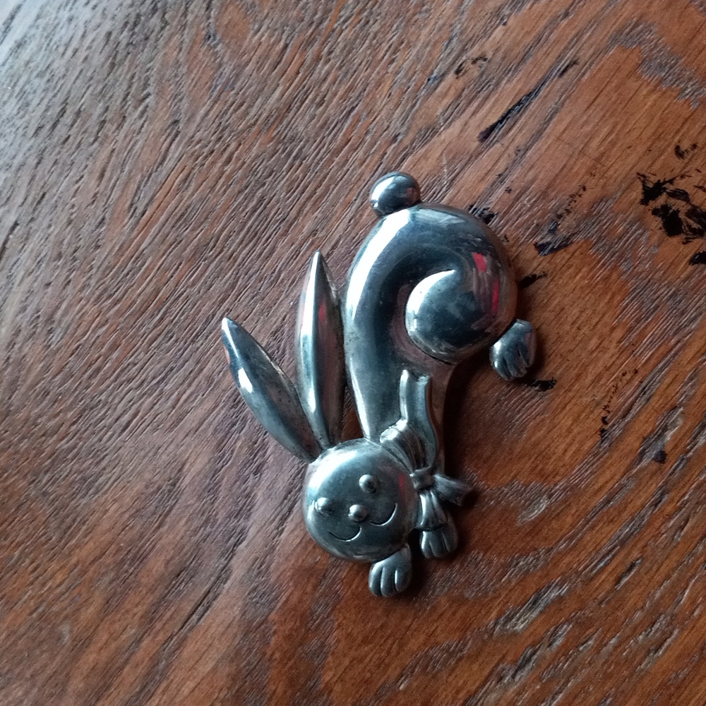 Woman's brooch number 18